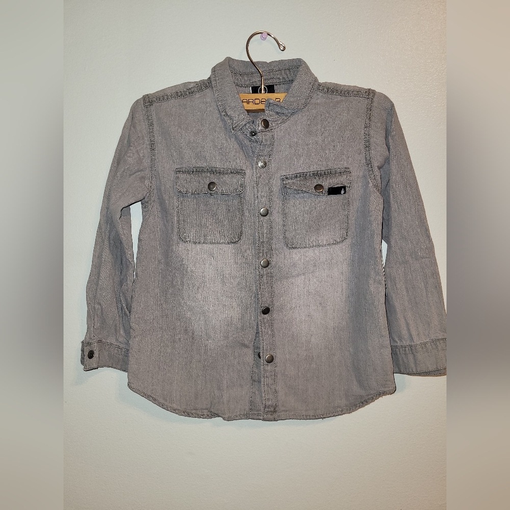 Long-sleeved shirt for boys.